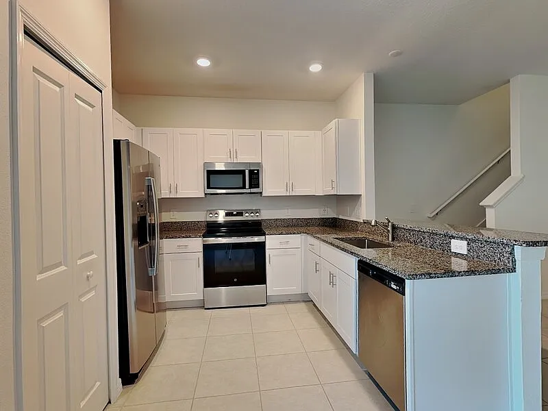 3 bed, 2.5 bath, 1666 sqft, $2,100 — Photo 3