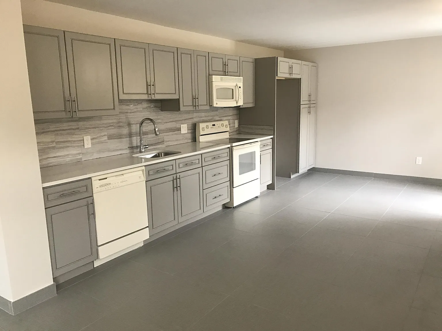 2 bed, 1.0 bath, 912 sqft, $2,250 — Photo 2