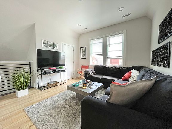 4th image of 2258 N Maplewood Ave #3