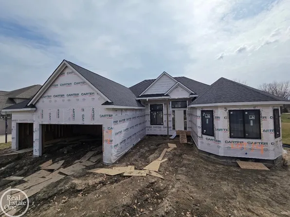 27176 Oxbow Lake Dr, Chesterfield, MI 48051