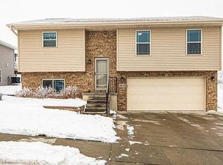 2015 Cobalt Ct, Dubuque, IA 52001