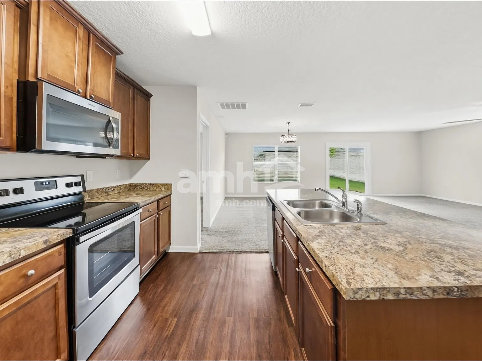 3 bed, 2.0 bath, 1711 sqft, $2,220 — Photo 3