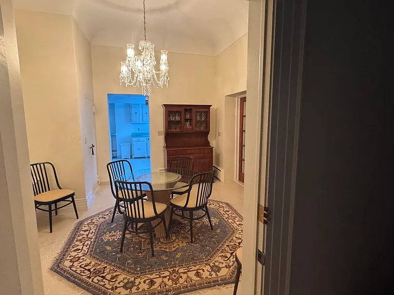 528 Washington St — Photo 4