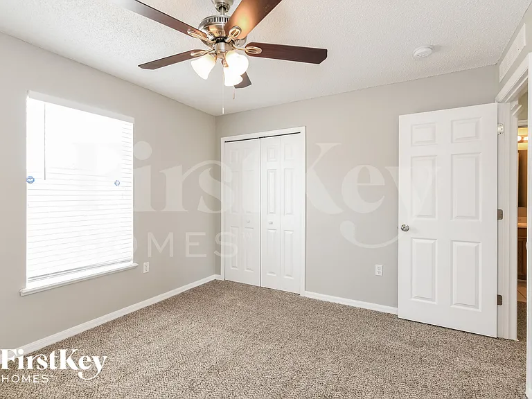 215 Lobelia Dr — Photo 12