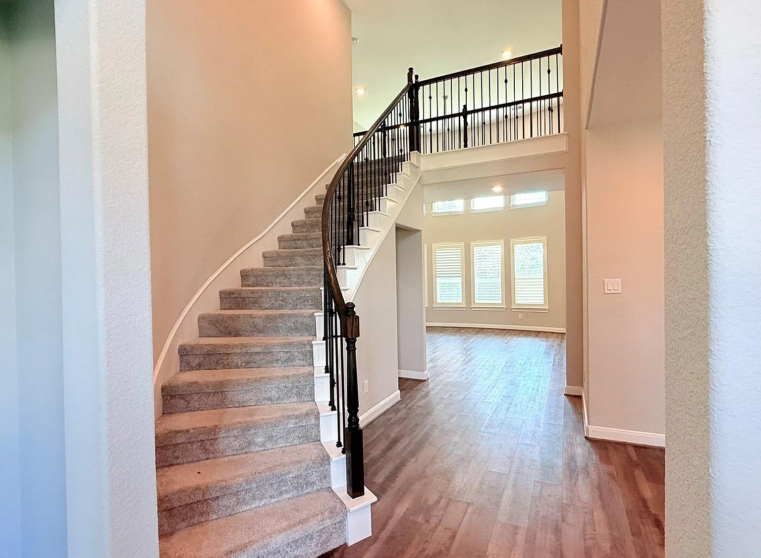 5 bed, 4.0 bath, 3465 sqft, $4,000 — Photo 3