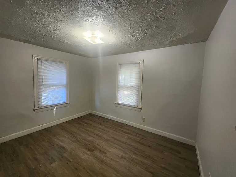 339 S Parker Ave — Photo 4