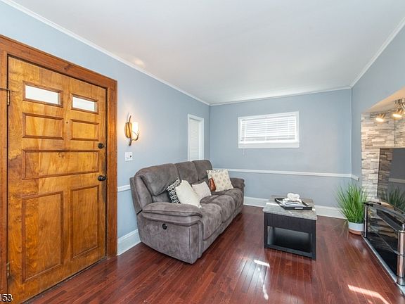 4th image of 144 Jackson Ave