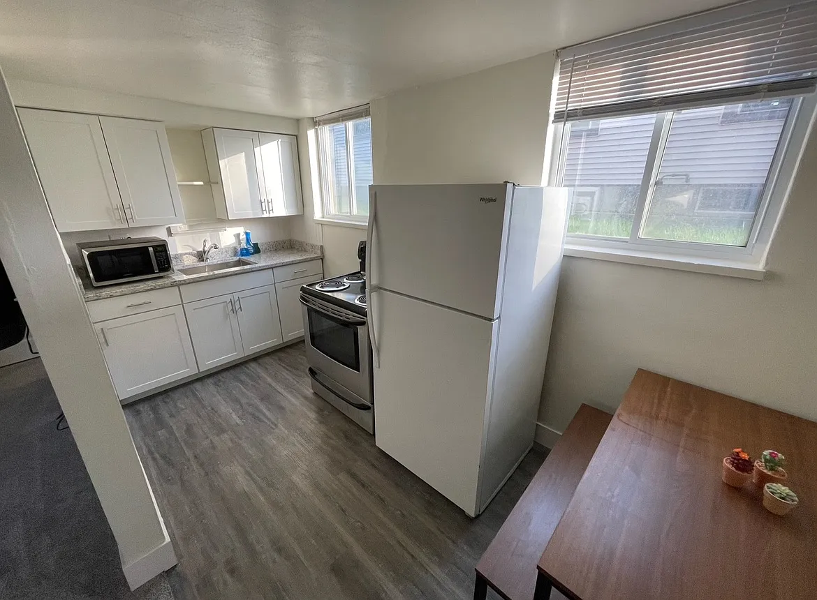 1210 Irving Ave — Photo 4