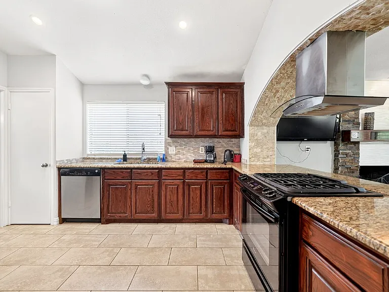 310 Overland Dr — Photo 8