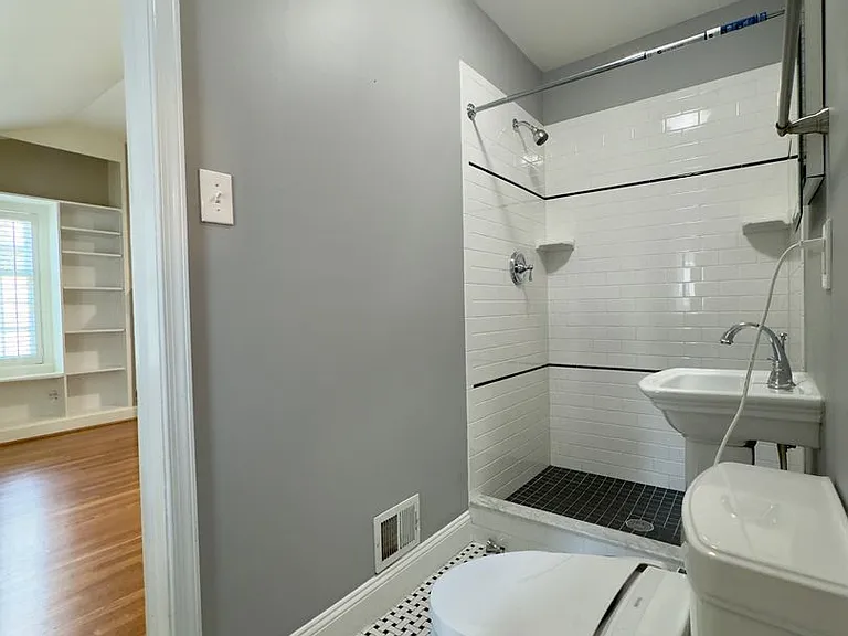 115 E Northern Pkwy — Photo 18