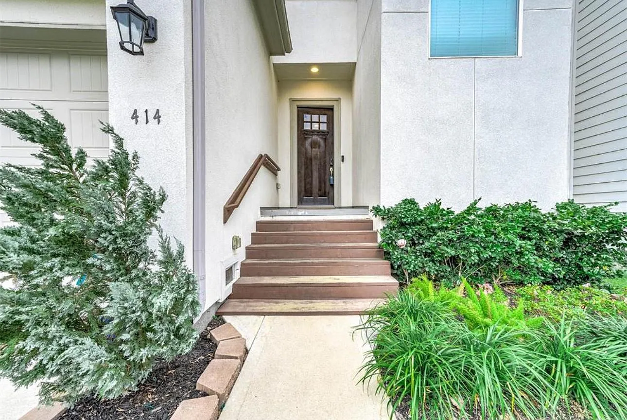 3 bed, 2.5 bath, 1958 sqft, $2,500 — Photo 2