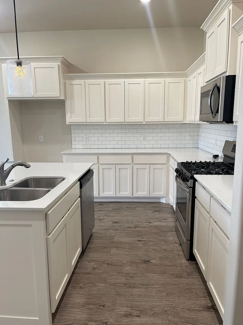 Beautiful 4 bed 3.5 bath home with a game room in The Enclave! — Photo 4