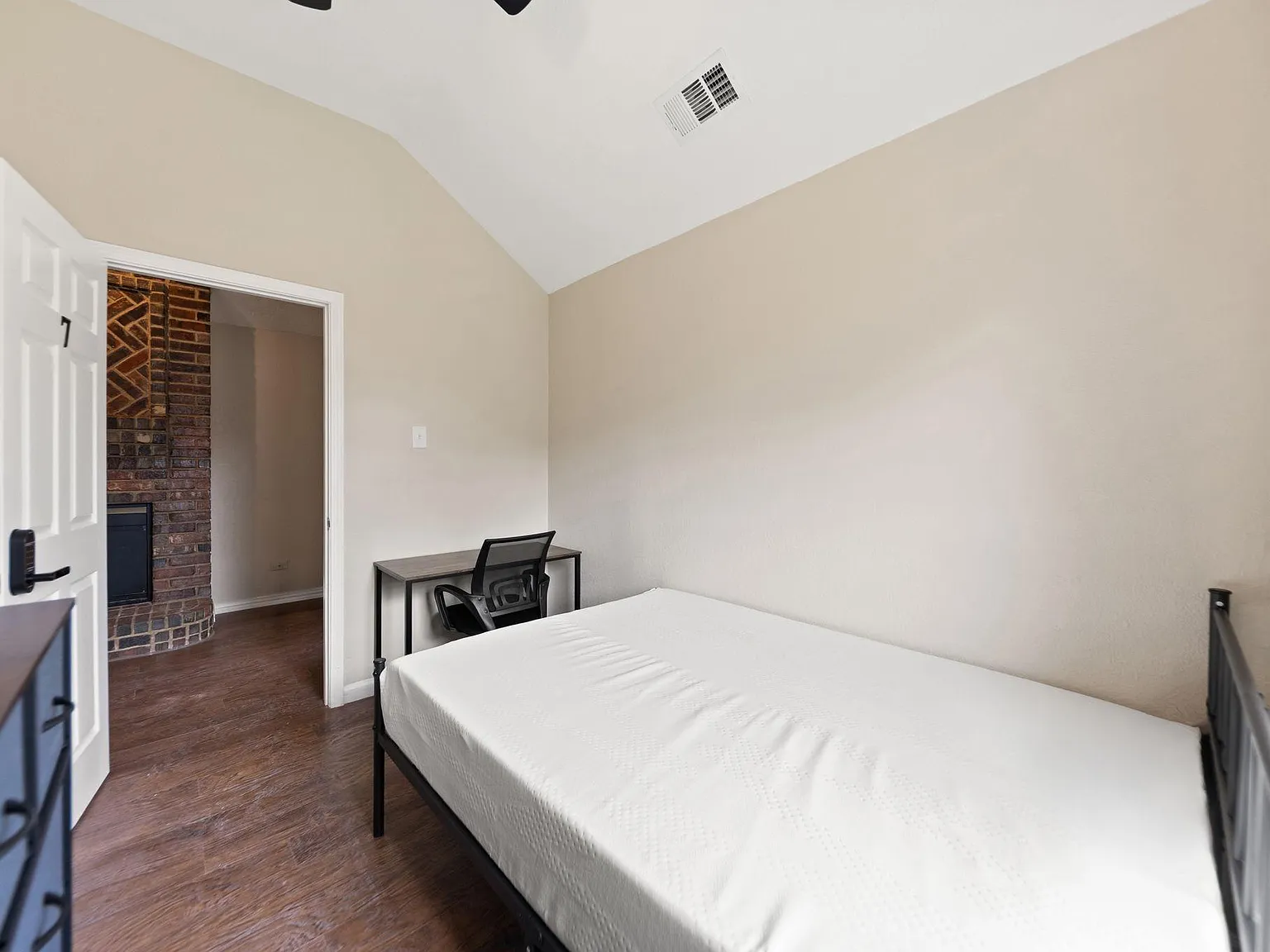 4 bed, 3.0 bath, 2405 sqft, $845 — Photo 1