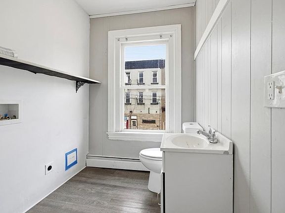 4th image of 414 Wyandotte St #2