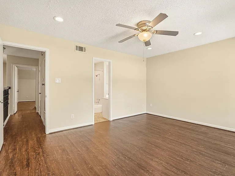 496 N Post Oak Ln — Photo 20