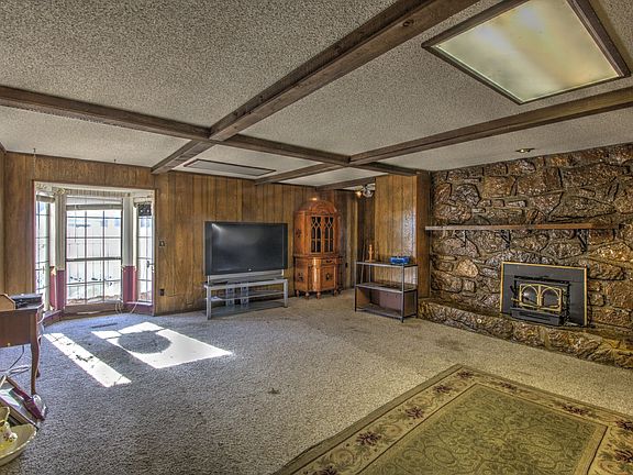 5th image of 1808 Surrey Dr