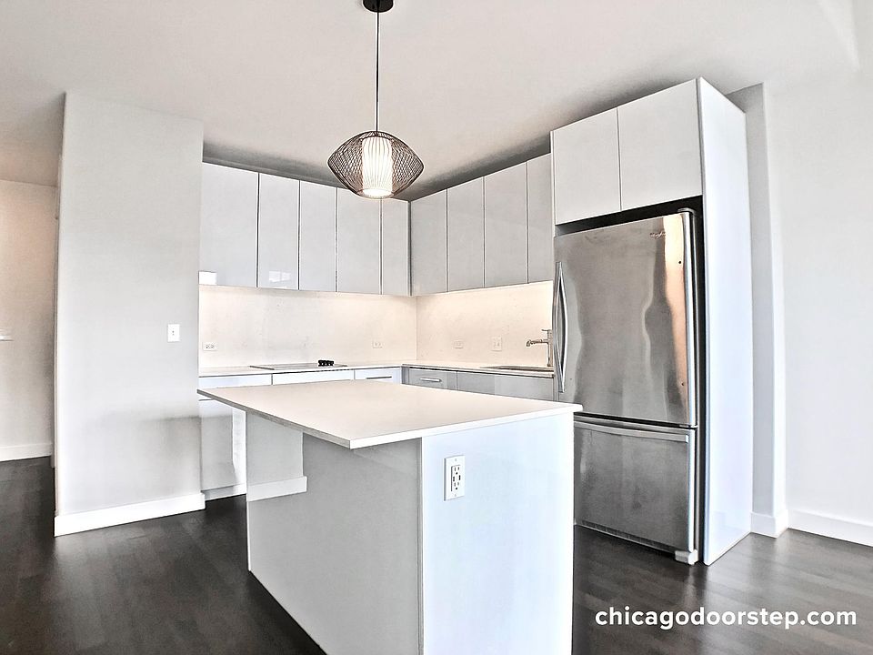 1st image of 220 W Illinois St