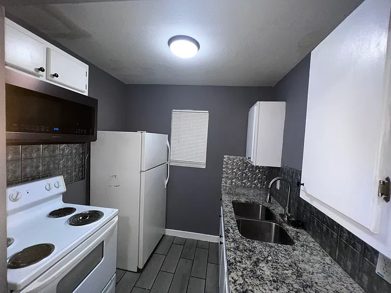2405 Foreman St — Photo 4