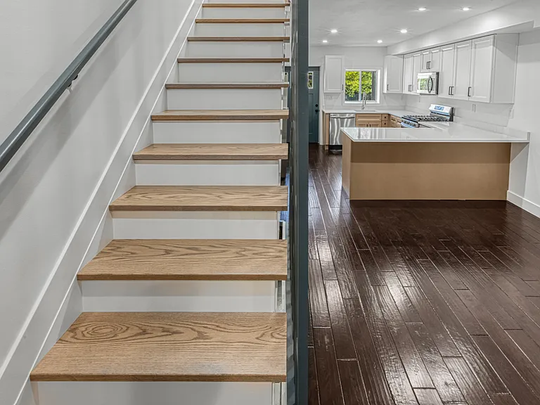 325 W Lorraine Ave — Photo 2