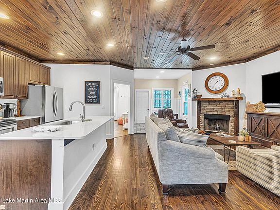 4th image of 80 Village Cir