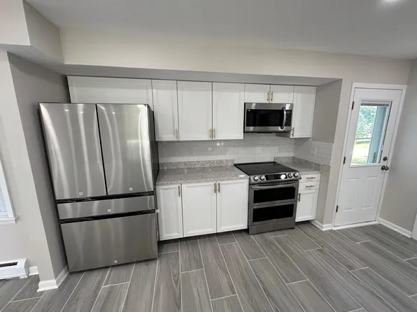 3870 Glen Echo Dr, Brookfield, WI 53005