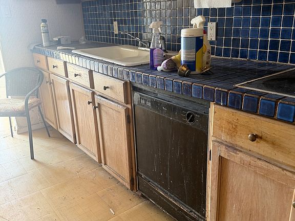 5th image of 415 SE MAIN ST