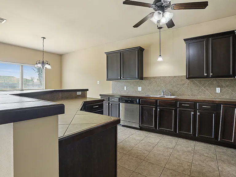 17049 Jamestowne Dr — Photo 6