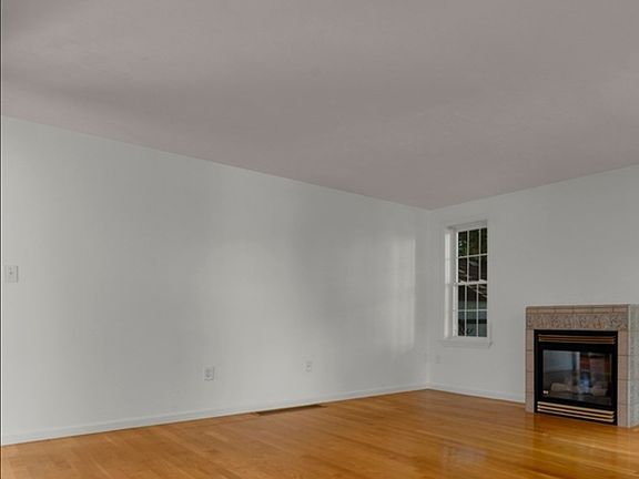 3rd image of 577 Winter St
