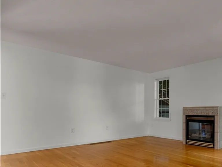 577 Winter St — Photo 3