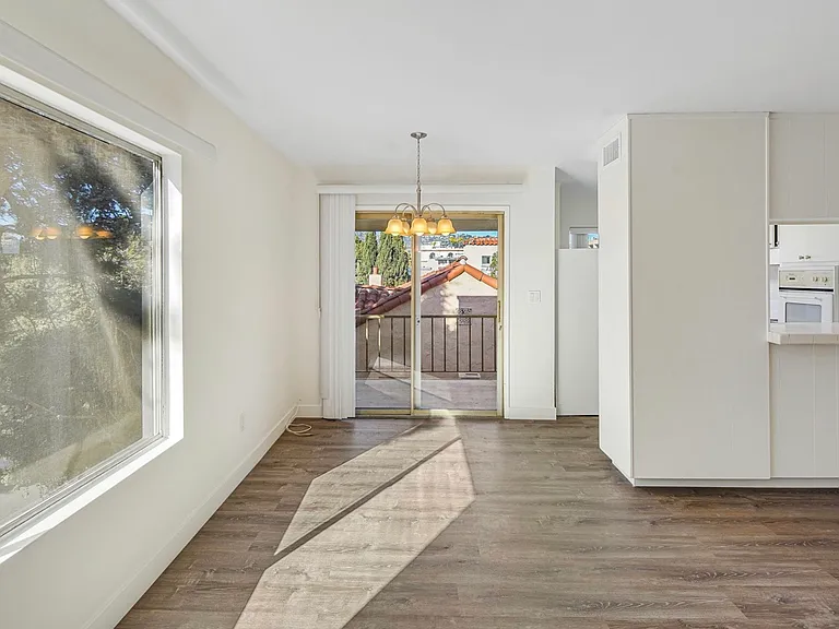 124 N Clark Dr #301 — Photo 4