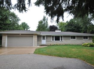 205 Muir Valley Rd, Delafield, WI 53018