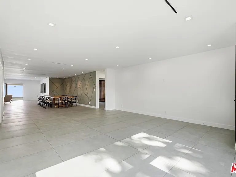5735 Saloma Ave — Photo 28