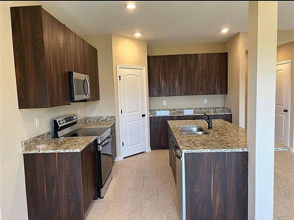 4th image of 144 Canales Cir