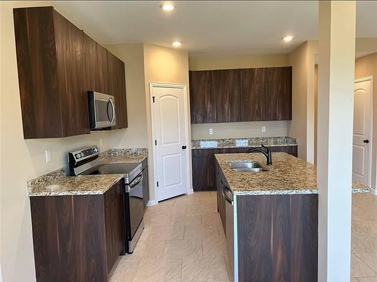 144 Canales Cir — Photo 4
