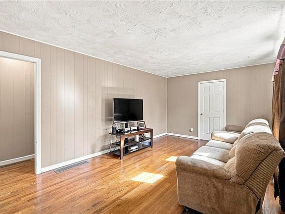 3rd image of 1711 N Hocker Ave