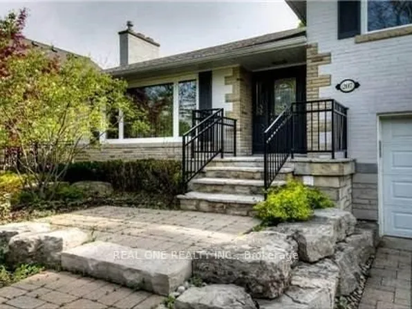 207 Pinehurst Dr, Oakville, ON L6J 4X2