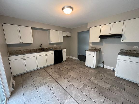5th image of 700 E 193rd Pl