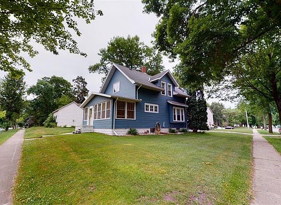 3rd image of 919 Ella Ave NW