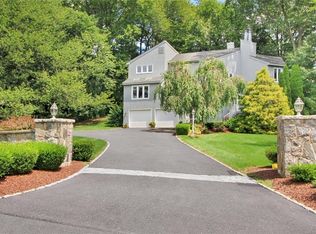 40 Lafayette Dr, Trumbull, CT 06611