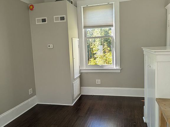 2nd image of 715 1/2 Lyon St #B