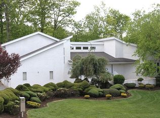 8 Tiffany Ct, Cedar Grove, NJ 07009