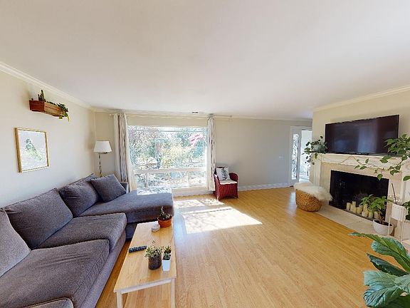 3rd image of 218 Newport Ave