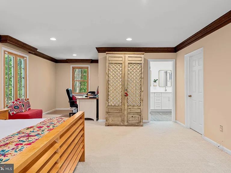 644 Robinson Ln — Photo 30