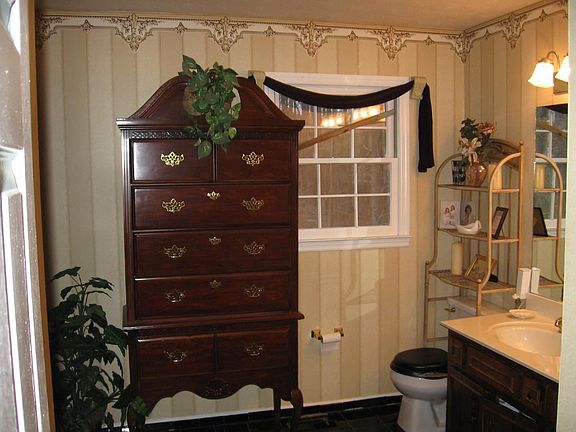 Master bath with Jacuzzi tub