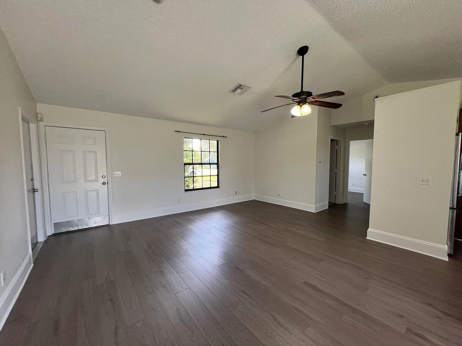 3 bed, 2.0 bath, 1056 sqft, $2,000 — Photo 2