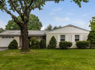 25 Farmview Dr, Guilford, CT 06437