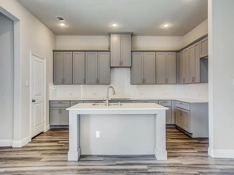 1605 Canals Dr — Photo 7