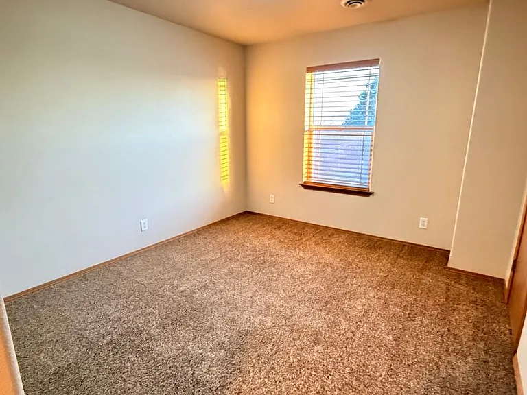 435 E St NE — Photo 10