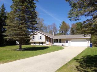 8301 Valley Forge Dr, Cadillac, MI 49601