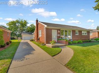 35233 Orangelawn St, Livonia, MI 48150